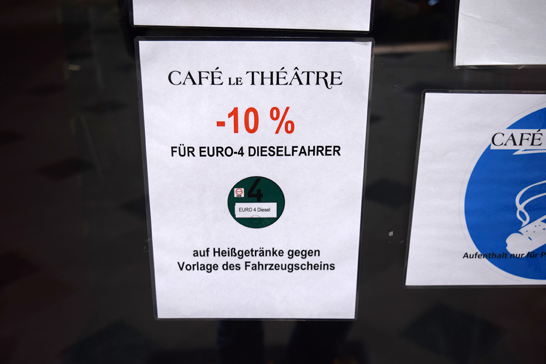 Verrückte Aktion im Cafe Le Theatre in der Gloria-Passage in Stuttgart: Diesel-Fahrer bekommen einen Rabatt bei Heissgetränken (Foto: STUGGI.TV)