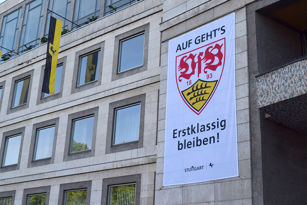 Mit einem großen Banner am Stuttgarter Rathaus wünscht die Stadtverwaltung dem VfB viel Erfolg für die Relegation gegen Union Berlin. Foto: STUGGI.TV
