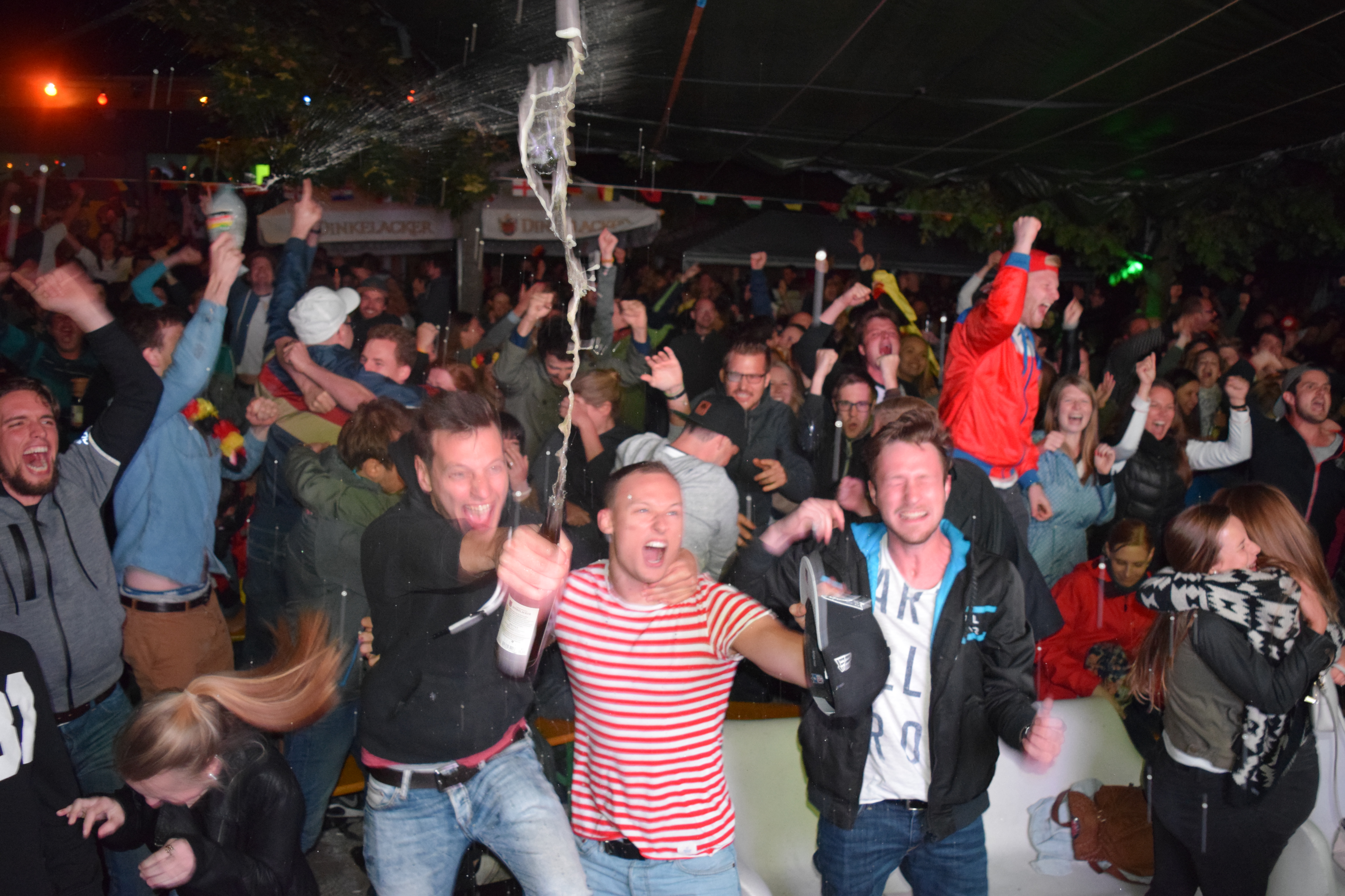 Fans feiern deutschen Sieg gegen Italien beim Public Viewing auf der Kulturinsel. (Fotoquelle: STUGGI.TV)