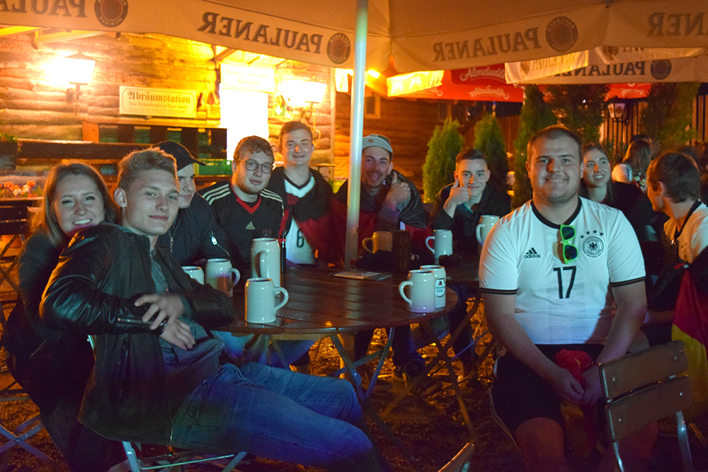 Fans feiern im Schwabengarten beim Public Viewing (Foto: STUGGI.TV/Röhr)