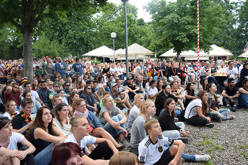Fans feiern beim Biergarten im Schlossgarten bei der EM 2016 beim Public Viewing (Fotoquelle: STUGGI.TV/Röhr)