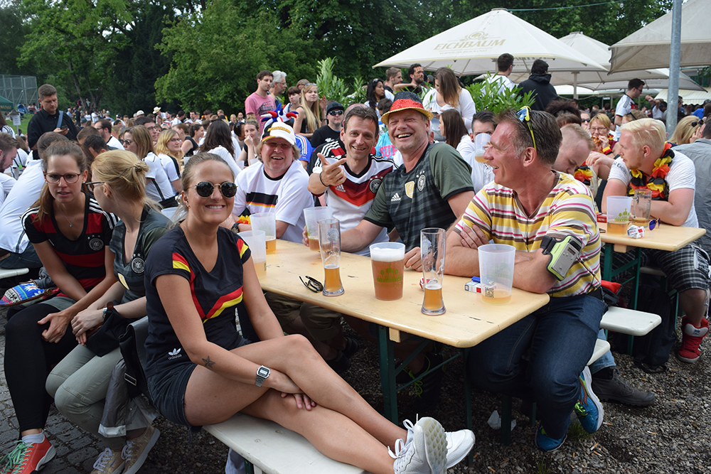 Fans feiern beim Biergarten im Schlossgarten bei der EM 2016 beim Public Viewing (Fotoquelle: STUGGI.TV/Röhr)