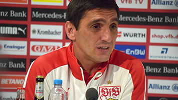 VfB-Trainer Tayfun Korkut äußert sich bei der Pressekonferenz vor dem Heimspiel gegen Düsseldorf. (Foto: STUGGI.TV)