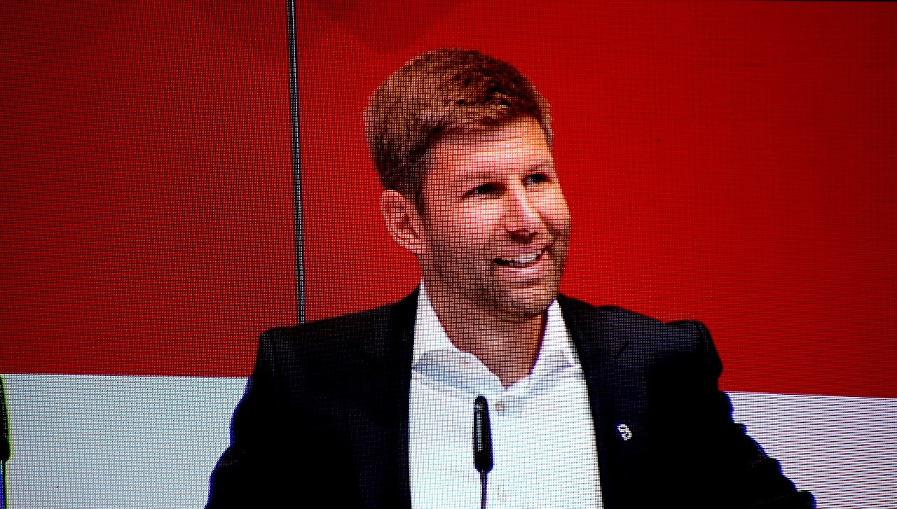 VfB-Sportvorstand Thomas Hitzlsperger auf der Mitgliederversammlung des VfB Stuttgart (Foto: STUGGI.TV)