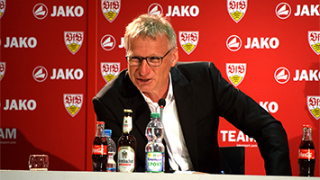 VfB-Sportvorstand Michael Reschke auf der Pressekonferenz des VfB Stuttgart. (Foto: STUGGI.TV)
