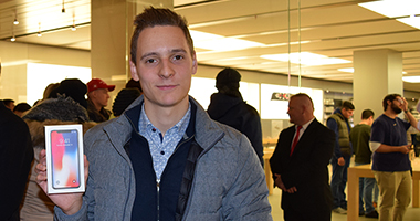 Der erste Käufer des iPhone X in Sindelfingen freut sich. (Foto: STUGGI.TV/GOES)