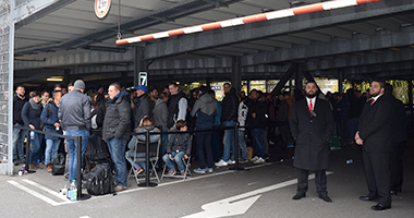 Noch mehr iPhone X -Fans vor dem Breuningerland. (Foto: STUGGI.TV/GOES)