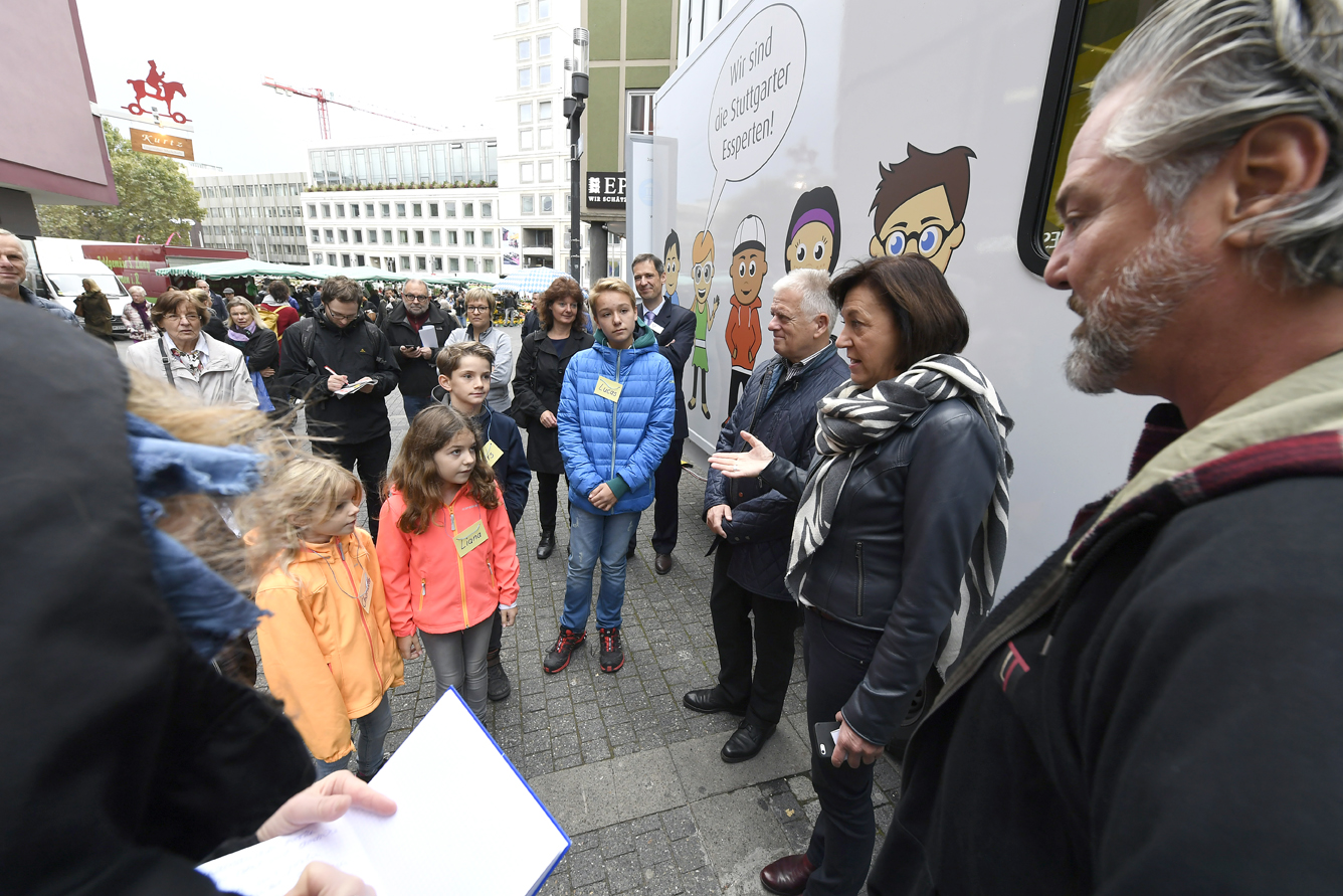 Waltraud Ulshöfer im Gespräch mit den Kindern (Foto: KD Busch)