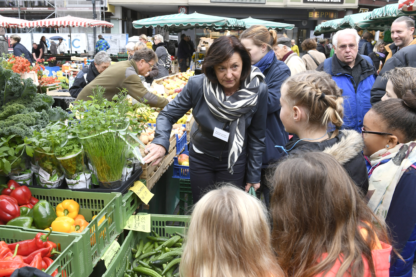 Waltraud Ulshöfer klärt die Kinder auf dem Stuttgarter Marktplatz auf frisches Gemüse auf (Foto: KD Busch)