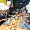 Frische Zutaten: Frank Oehler bei der Kochstunde mit seinen Schülern (Foto: KD Busch)
