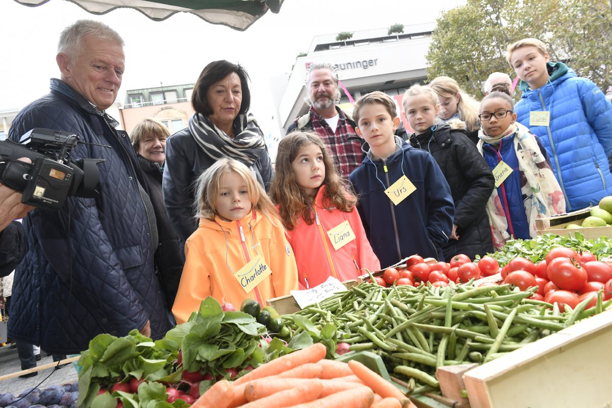 OB Fritz Kuhn mit seiner Frau Waltraud Ulshöfer auf dem Stuttgarter Marktplatz (Foto: KD Busch)