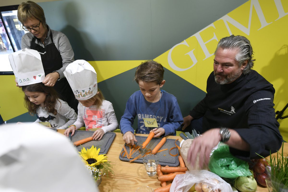 Starkoch Frank Oehler kocht mit Kindern im Slowmobil (Foto: KD Busch)