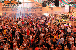 Sollen Dirndl und Lederhosen öfters getragen werden?