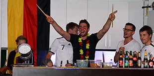 WM 2014: Stuttgarter Jugendliche feiern Achtelfinaleinzug