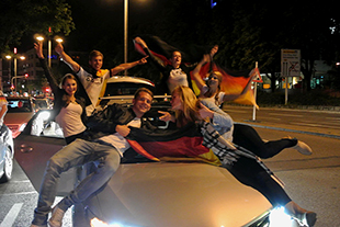 Deutschland steht im Finale: Riesen Party auf der Theo!