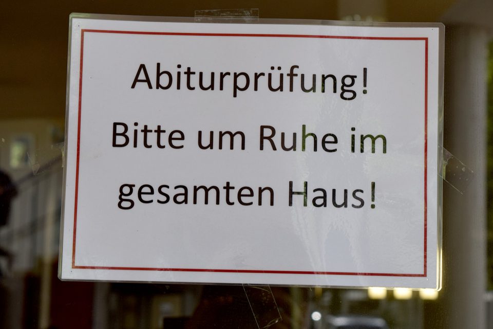 Schild mit der Aufschrift: Bitte Ruhe, Abitur. Foto: STUGGI.TV