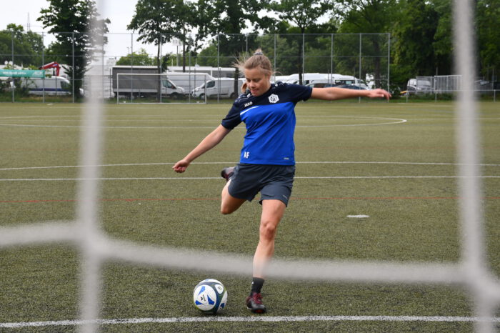 Stuttgarter Fußballerin Amelie Fischer bringt Teenie-Roman heraus