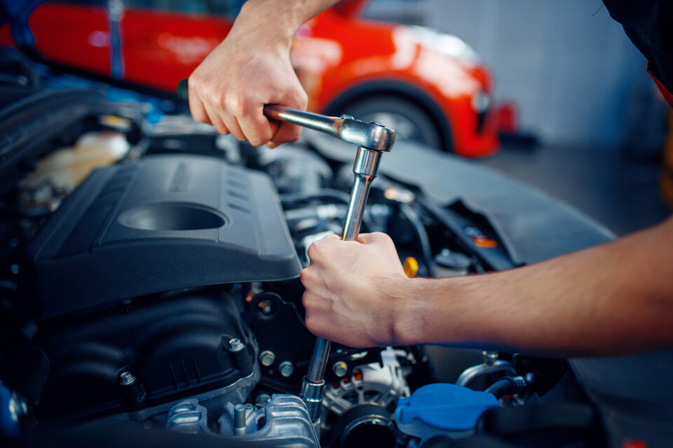 Autoreparatur (Foto: Adobe Stock)