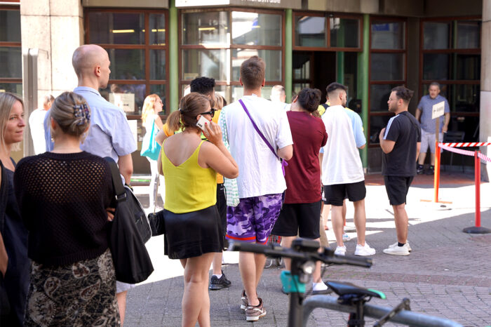 Taskforce Bürgerbüro mit Teilerfolg: Besucher können während Wartezeit Erledigungen nachgehen