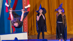 "Es gab verschiedene online Angebote, aber das ist einfach nicht das gleiche, wie gemeinsam in Präsenz zu trainieren", sagt die 27-jährige Jugendtrainerin Hannah Benz.