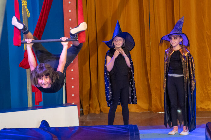 "Es gab verschiedene online Angebote, aber das ist einfach nicht das gleiche, wie gemeinsam in Präsenz zu trainieren", sagt die 27-jährige Jugendtrainerin Hannah Benz.