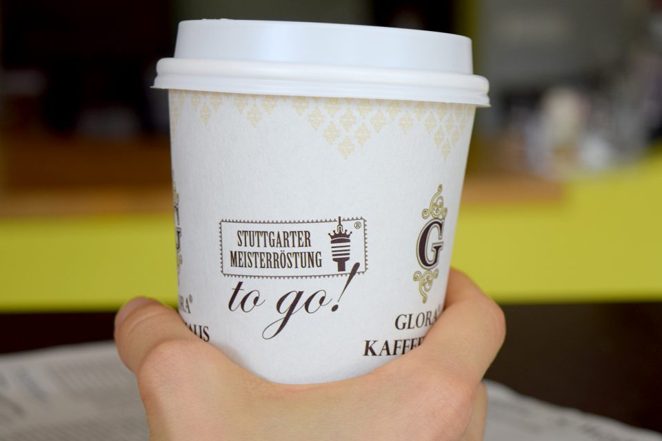 Coffee-To-Go-Becher verbrauchen in der Herstellung Unmengen an Ressourcen. Die Stadt Stuttgart plant darum ein Alternativ-Konzept. Grafik: STUGGI.TV/Goes