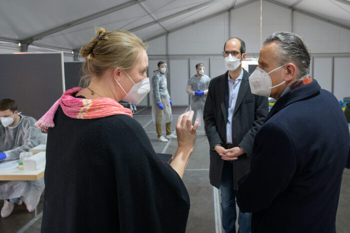 News-Update vom Donnerstag: Schnelltest-Zentrum auf dem Schlossplatz eröffnet