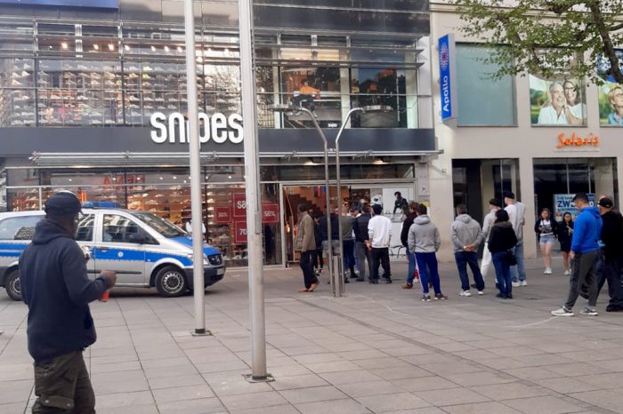 Erste Schritte aus dem Lockdown: Menschenschlange vor Schuhgeschäft ruft Polizei auf den Plan