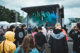 Auch vor der kleineren Newcomerbühne versammelten sich die Musikfans. (Foto: STUGGI.TV)