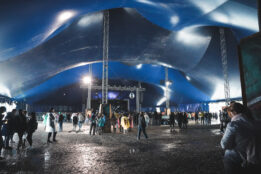 Die Flucht vor dem Regen unter dem Dach der neuen Palastzeltbühne auf dem Kesselfestival (Foto: STUGGI.TV)