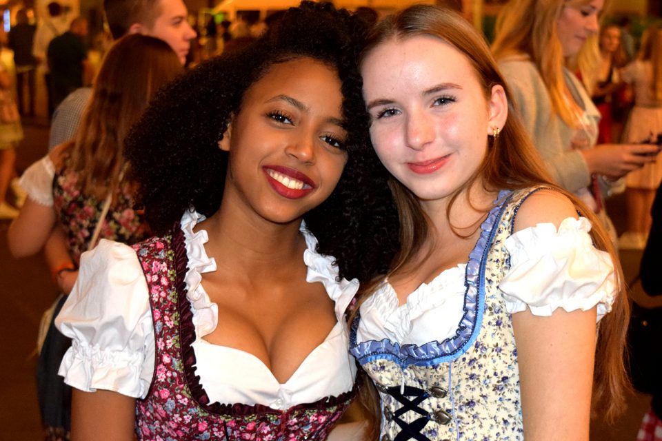 Ist die Tracht auf dem Cannstatter Volksfest Pflicht? Wir haben auf dem Wasen nachgefragt. (Foto: STUGGI.TV)