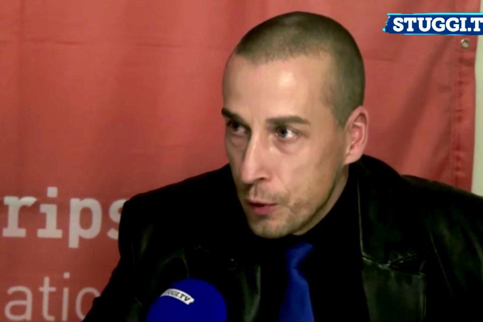 An der Ampel Whatsapp checken: Was darf ich beim Autofahren? Foto: Goes/STUGGI.TV