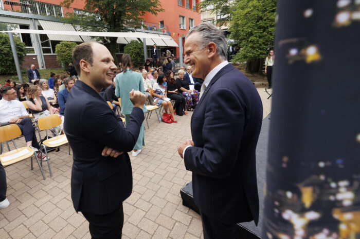 STUGGI.TV-Chefredakteur David Luis Rau im Gespräch mit Stuttgarts Oberbürgermeister Frank Nopper bei "10 Jahre STUGGI.TV". (Pressefoto STUGGI.TV/Julian Rettig)