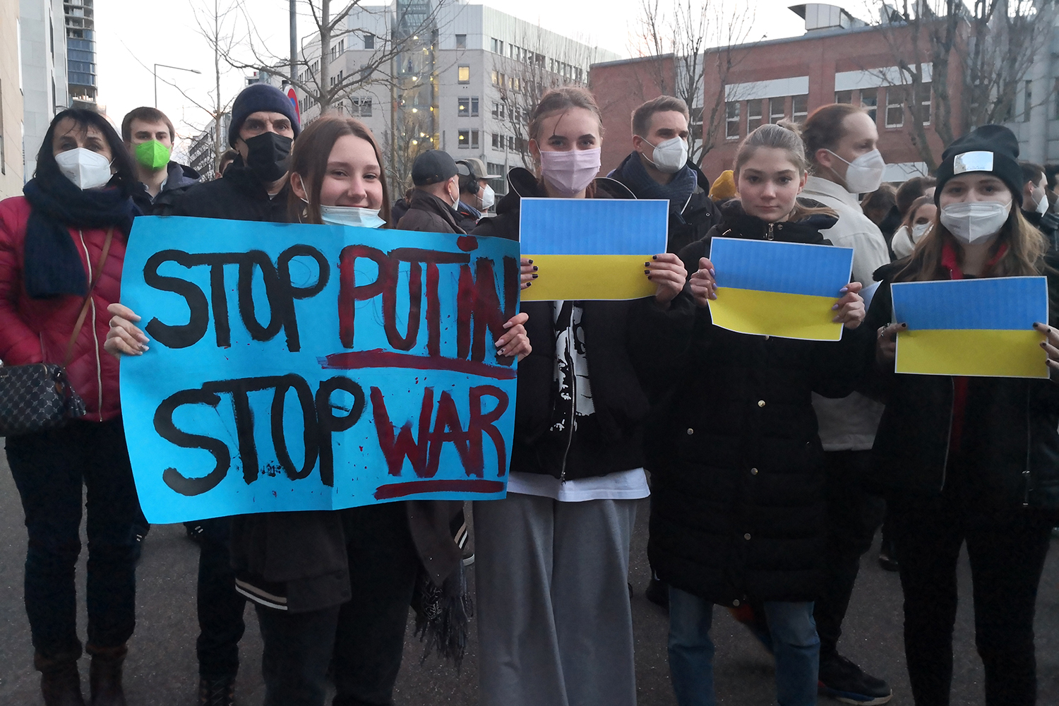 Hunderte Menschen haben am Donnerstagabend vor dem Russischen Konsulat gegen den Krieg gegen die Ukraine demonstriert. Die Solidaritätsbekundung verlief friedlich. (Foto: STUGGI.TV/Andreas Rosar)