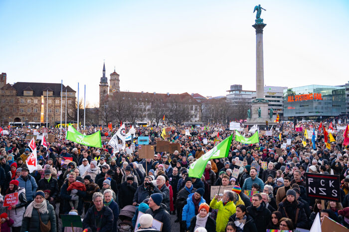 Unter dem Motto "Wir sind die Brandmauer" – Demo gegen Rechtsruck in Stuttgart