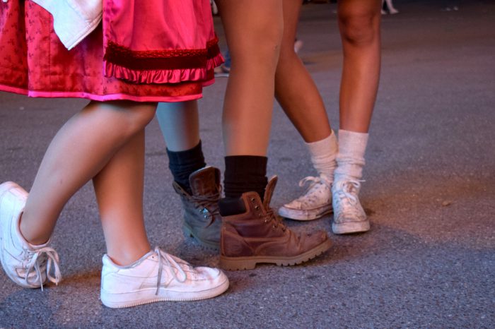 Dirndl und Sneakers: Auf den Spuren des Wasen-Trends