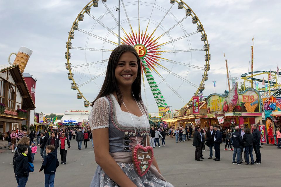Zum Stuttgarter Frühlingsfest oder Cannstatter Volksfest auf dem Wasen: Was muss ich beim Kauf eines Dirndl beachten? (Foto: STUGGI.TV/Frech)