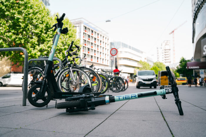 Der Ärger mit den E-Scootern: Stadt will Maßnahmen ergreifen
