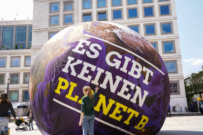 Fotogalerie: Grüne lassen zum Earth Day Erdball vor dem Rathaus steigen