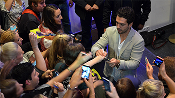 Kreischalarm in Stuttgart: Elyas M’Barek stellt neuen Kinofilm vor