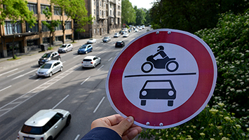 Sollte der Feinstaub-Alarm keine Wirkung zeigen, greift die Stadt zu härteren Mitteln. Zum Beispiel Fahrverbote. Foto: Genthner/STUGGI.TV