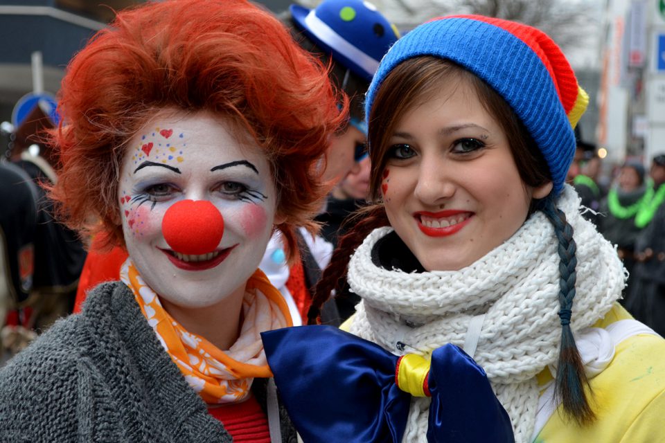 Konfettiregen beim großen Faschingsumzug in Stuttgart. Foto: Goes/STUGGI.TV