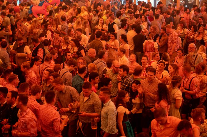 Feiern unter der Woche: Warum Studenten den Cannstatter Wasen lieben