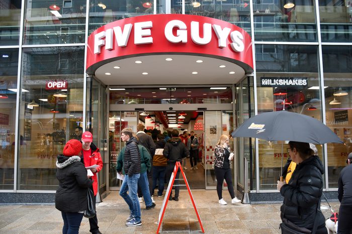 Großer Andrang bei der Eröffnung von Five Guys in Stuttgart
