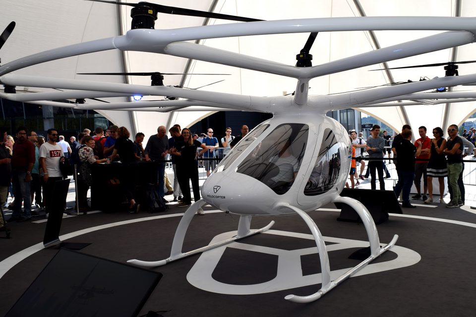 Direkt vor dem Mercedes-Benz-Museum ist gestern das Flugtaxi des Unternehmens "Volocopter" in die Luft gestiegen. Wir waren mit der Videokamera dabei. (Foto: STUGGI.TV)