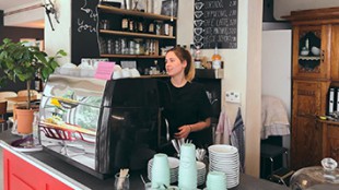 Eine der jüngsten Café-Besitzerinnen Roya Fitz vom Café Silberknie im Interview. (Foto: STUGGI.TV)