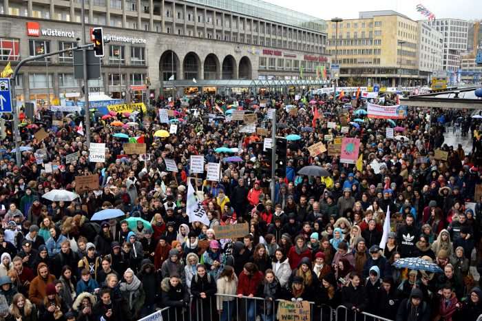 10.000 Teilnehmer: "Fridays for Future"-Demo legt Verkehr in Stuttgart lahm