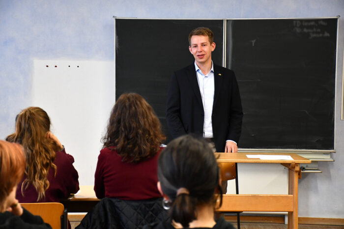 Vom Landtag ins Klassenzimmer: FDP-Politiker Friedrich Haag stellt sich Schüler-Fragen