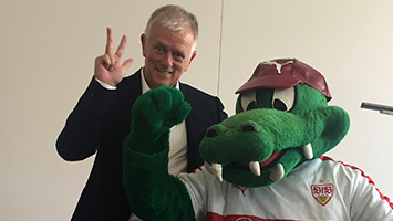 Fritzle meets Fritz: Das VfB-Maskottchen checkt Aufstiegsfeier-Location