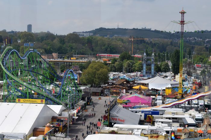 Ansturm trotz Regenwetter: 78. Frühlingsfest auf dem Wasen eröffnet